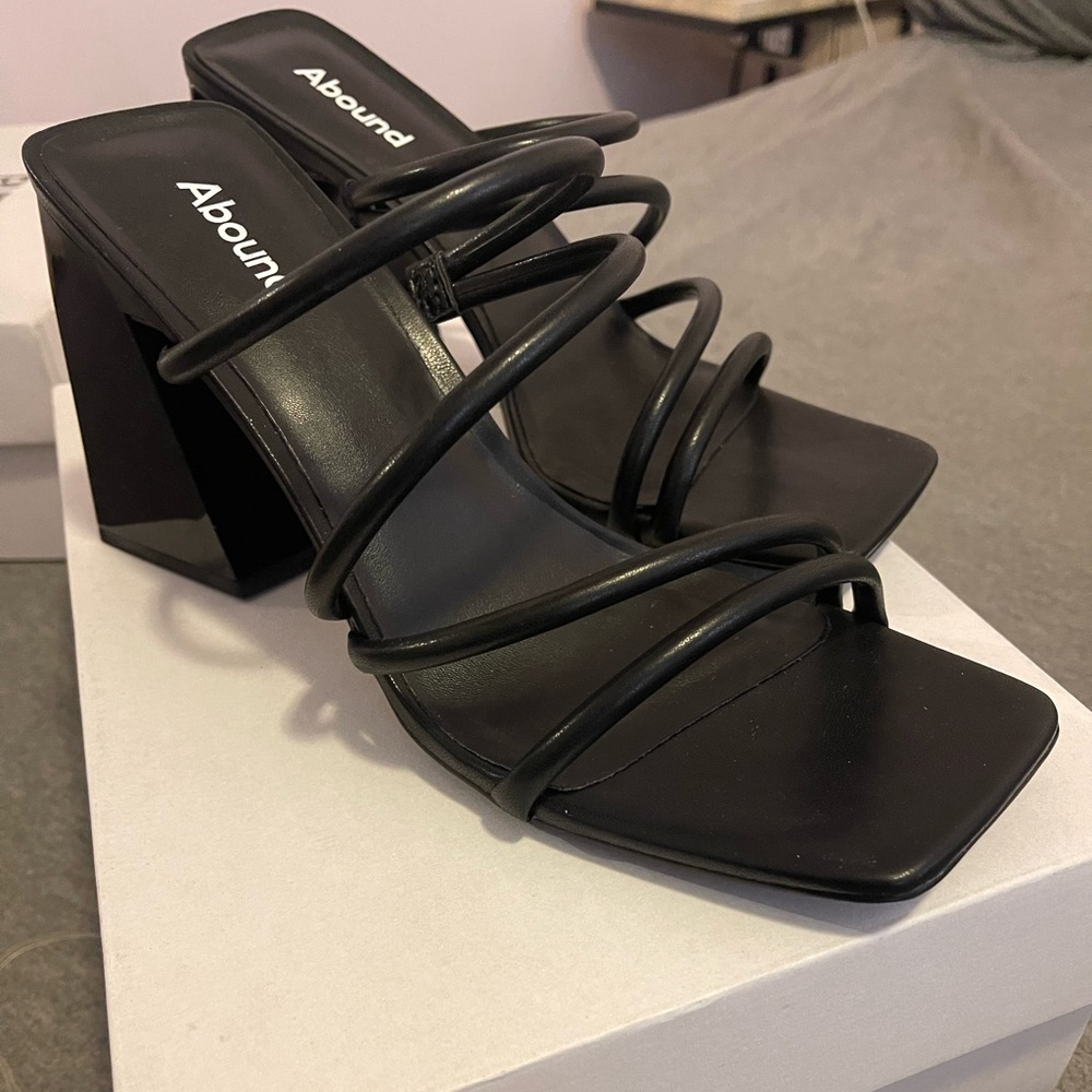 Abound Austyn Strappy Sandal in Black size 10